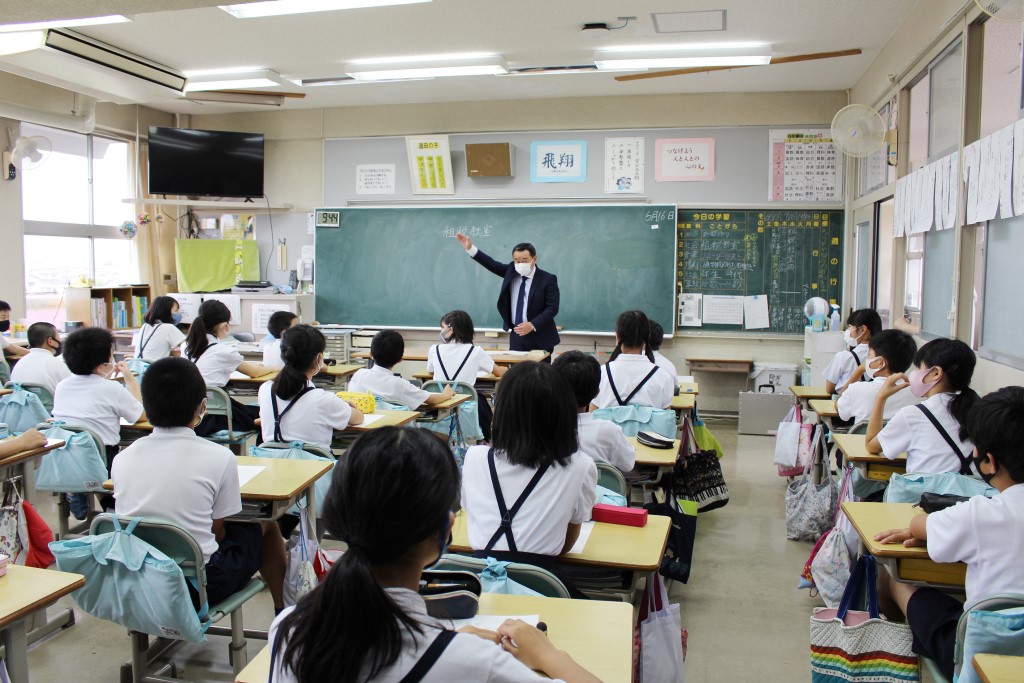 小島正平理事 造田小学校で税金の授業の様子