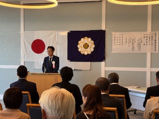 挨拶する林会長