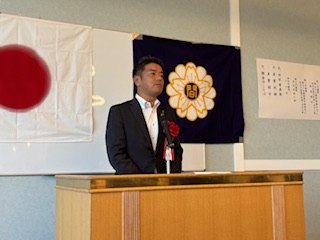 挨拶する上村 東かがわ市長